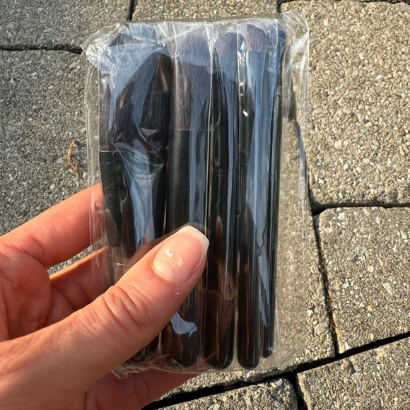 Chanel Collection of 5 Essential Mini Brushes - Picture 8 of 10